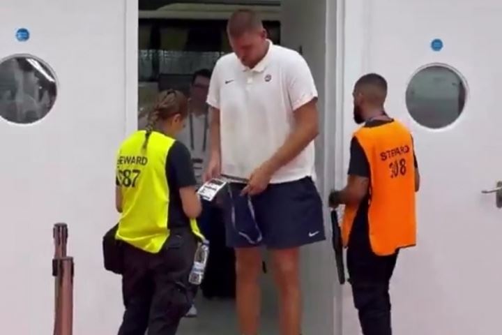 守规矩！约基奇观看热身赛慌忙掏证件😂乖乖等待核验