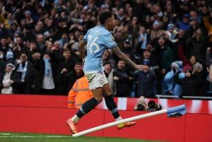 罗马诺：热刺就引进萨维尼奥与曼城谈判，球员对转会抱开放态度