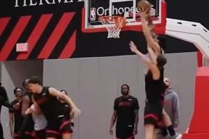 官方“搞事”！火箭晒亚当斯隔扣回应申京视频 海王霸气喊话