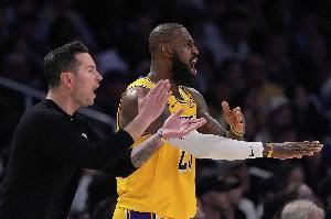 雷迪克：还有一周时间来确定首发5人组 詹姆斯缺阵让这变得更复杂