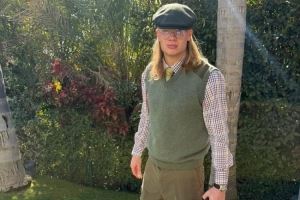 英伦绅士范！哈兰德社媒晒穿搭照片：绿色帽子+马甲