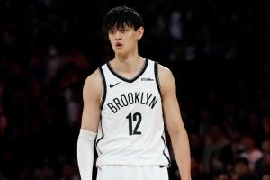 戴隆-夏普：曾凡博学东西很快 传球到位 防守也积极