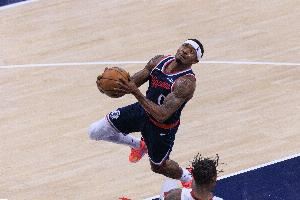 🙂被嘘懵了?比尔在太阳球迷漫天嘘声中 半场11中2仅5分