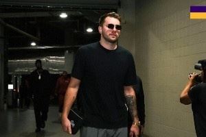 湖人众将入场穿搭:东契奇小墨镜一戴 艾顿全黑造型