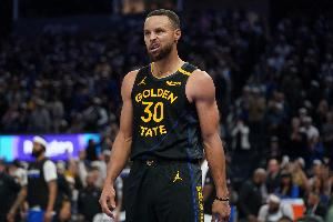 是否看到文班鼓动球迷干扰你罚球?库里:当然 我还特意配合他们